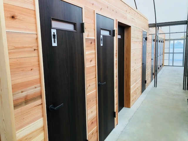 快適にご利用頂けるトイレがあります♪(男性用2、女性用5、車椅子用1)_小山ファーム