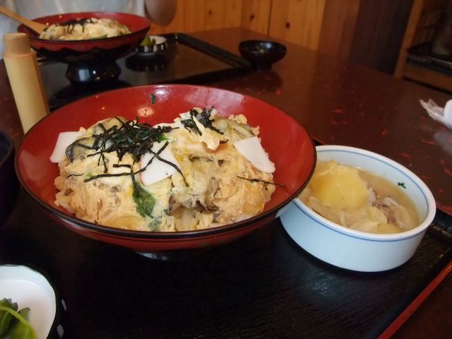 岩牡蠣丼、舞鶴肉じゃが付きセット、2,200円。_割烹 松きち