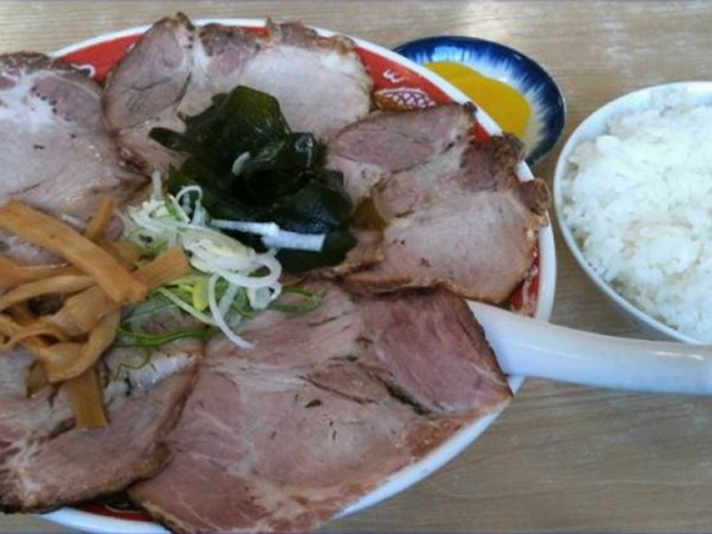 カレーチャーシューはチャーシューで麺が見えません_つるつる屋
