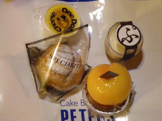 まるごと桃タルト(季節限定)・なめらかもちゃんプリン・一ドルチーズ・チョコ(軽井沢店)_ピータース