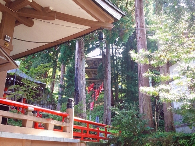 山肌に建つ、三重の塔。_大岩山日石寺(大岩不動)