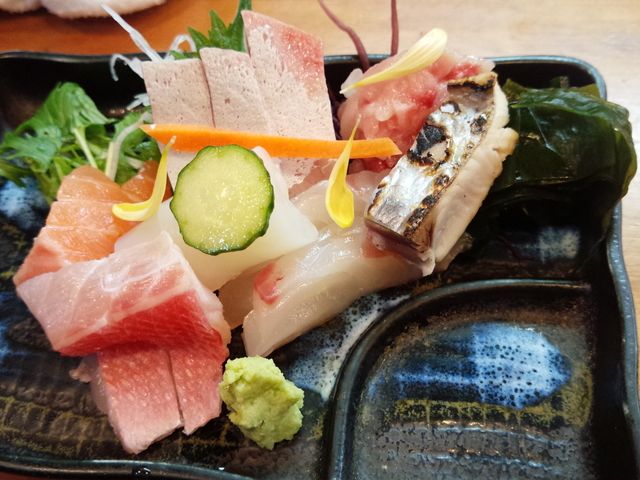 刺身の盛り合わせ。サワラを炙ったのもあって仕事が凝っています。コロッケ定食の刺身とは思えない。_旬の味ごろさや