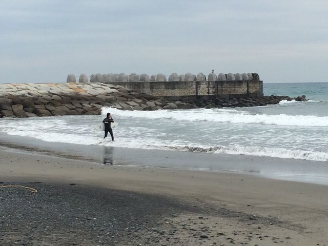 サーファーよ 寒さに負けるな!_静波海岸