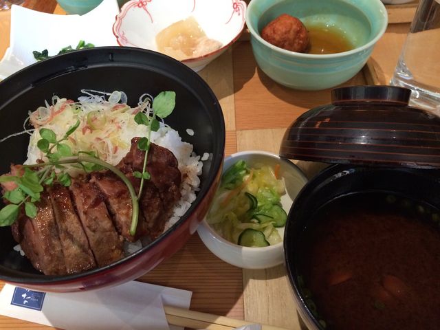 まぐろのほお肉丼ランチ_菜な コレド室町