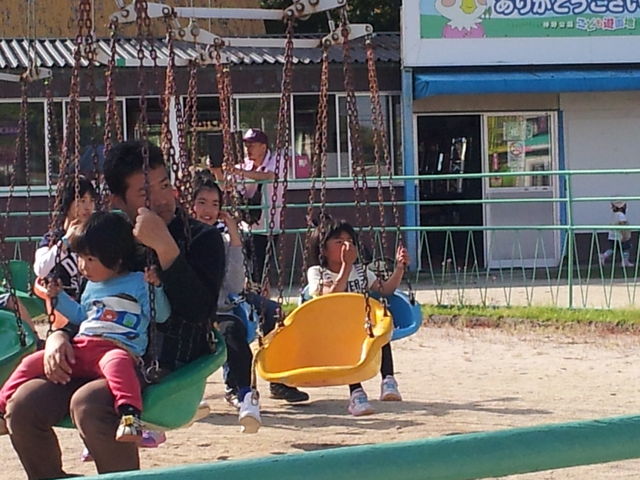 回転するブランコ_神野公園こども遊園地