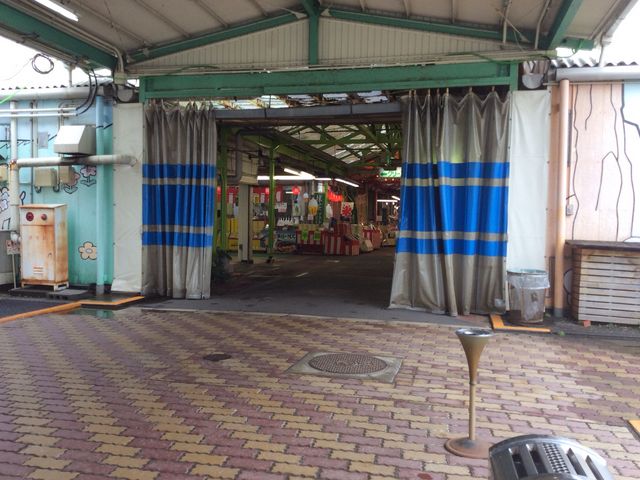 大雨の日でしたので、静かな市場でした。_まぐろ茶屋