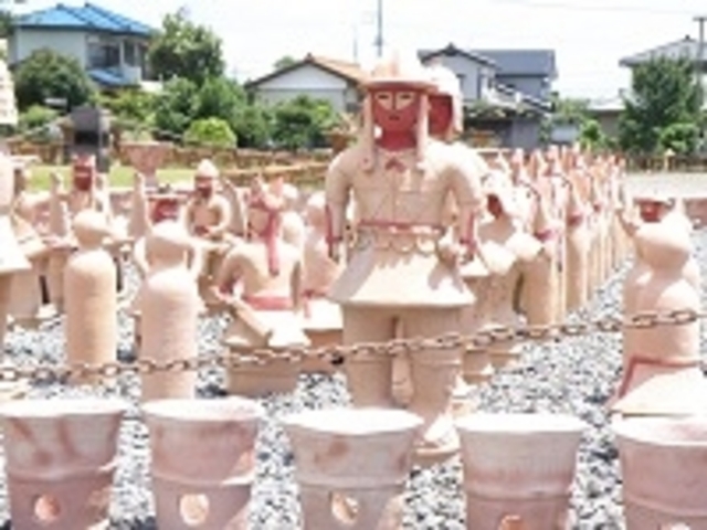 八幡塚古墳の外周路には、古墳時代のはにわが復元され並べられている。_上毛野はにわの里公園