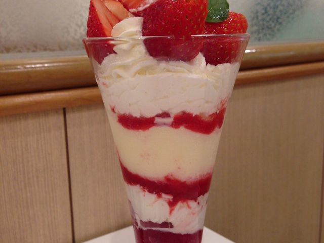 ストロベリーパフェ_渋谷西村フルーツパーラー道玄坂店