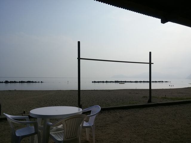 早朝の海の家からの眺め_丹後由良海水浴場