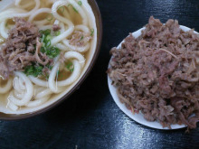左が「肉うどん」
右が「特盛牛肉」_うどん一屋 飯山店