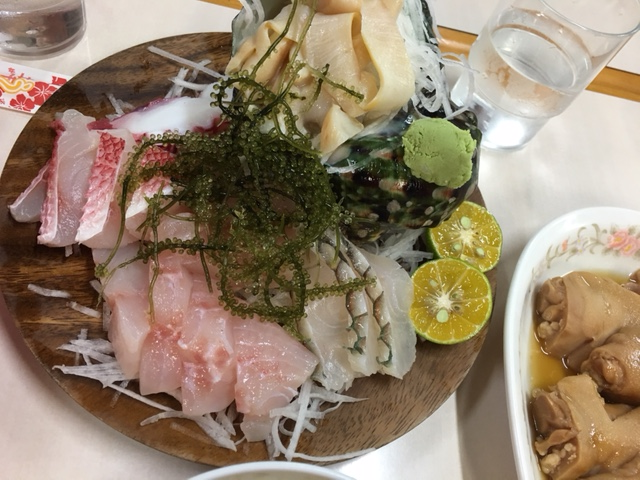 夜行貝の刺身盛り2000円でお願いしますと言えば作ってくれる。_第一牧志公設市場