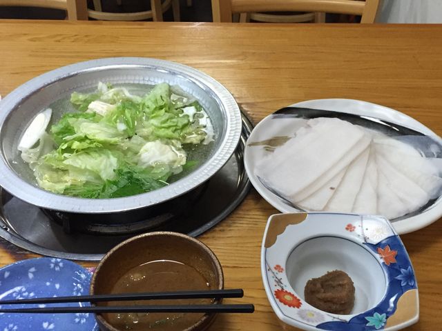タコしゃぶ一人前、1890円。ちょっとソース味のゴマダレで頂きます。〆の麺も付いてますよ。_車屋・源氏