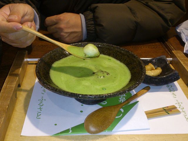 抹茶ミルクの中に小豆と白玉が入ってます。優しい味です。_白玉っ子 甘味茶屋