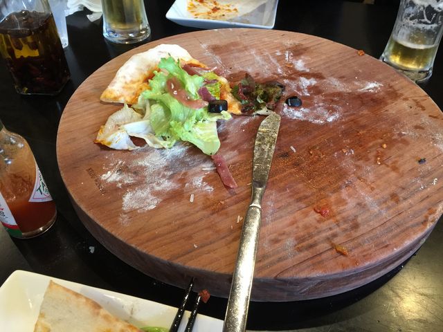 持ち帰りピザは、レンジでチンして食べました。
それはそれで美味しかったですよ。_久住ワイナリー