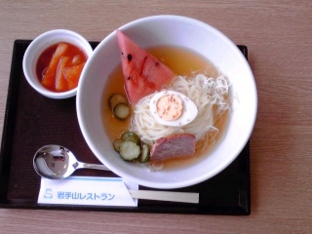 盛岡冷麺:870円(税込)
この時の果物はスイカでしたね。_東北自動車道岩手山レストラン上り線