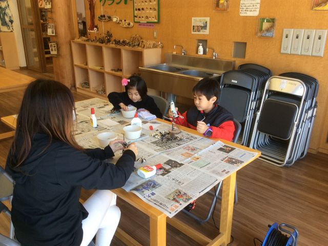 3人とも真剣_上野村森の体験館