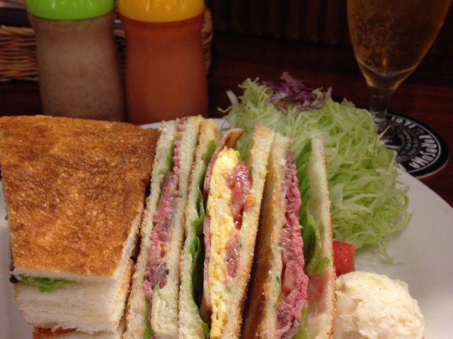 ローストビーフサンドウィッチ&ハイネケンビール_前田珈琲