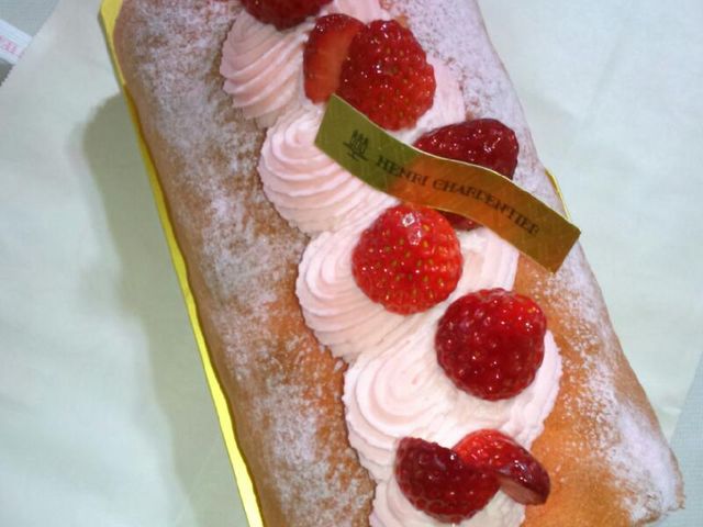 『いちごを味わうロールケーキ』。見た目から可愛らしい春らしいロールケーキ。_アンリ・シャルパンティエ 銀座本店