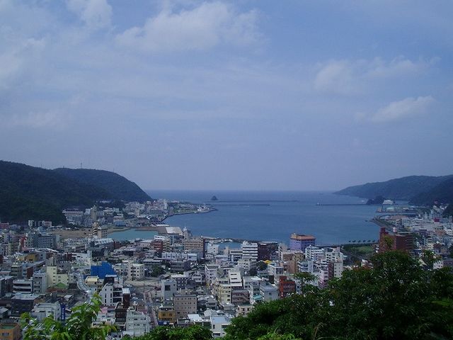 名瀬の街並と港を一望_おがみ山公園展望所