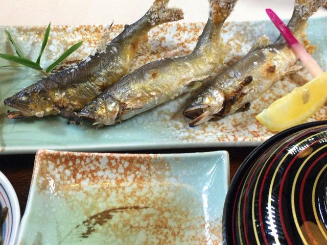 鮎定食の鮎_御食事処との町たる井