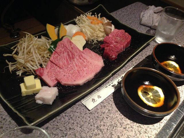 お肉は自分のお好みでポン酢のようなタレで食べます。タレも美味しかった!_かど萬