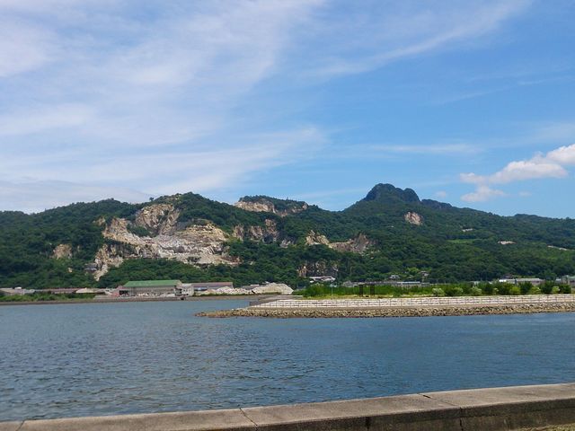 庵治の土台の上にそびえる五剣山_五剣山