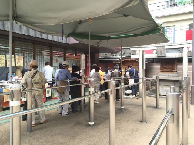 行列のできる《洗い観音》_巣鴨地蔵通り商店街