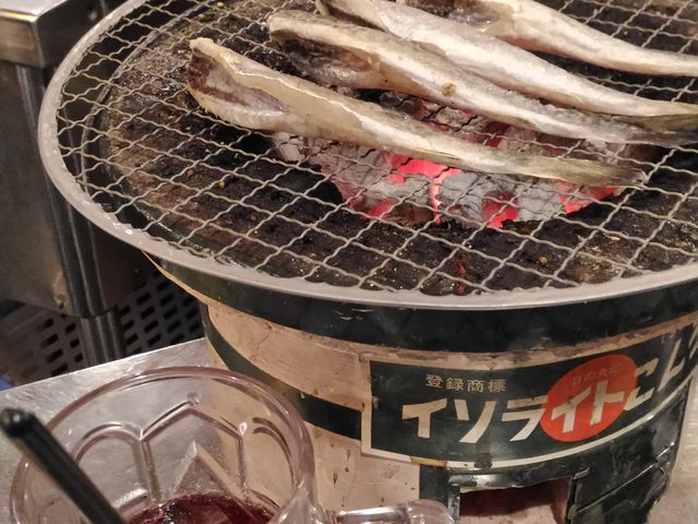 炭でやく魚のつまみは最高です。_ホルモン焼 珍満