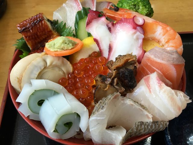 海鮮丼定食。こちらにお味噌汁と小鉢が付いてました。_おおはま食事処