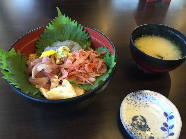 三食丼、アジご飯が多かったが、かき揚げ丼の出汁をかけてお茶漬け風で完食_魚河岸割烹さかなや千本一
