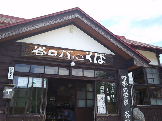 入口は昔の小学校そのまま_四季の学校 谷口がっこそば