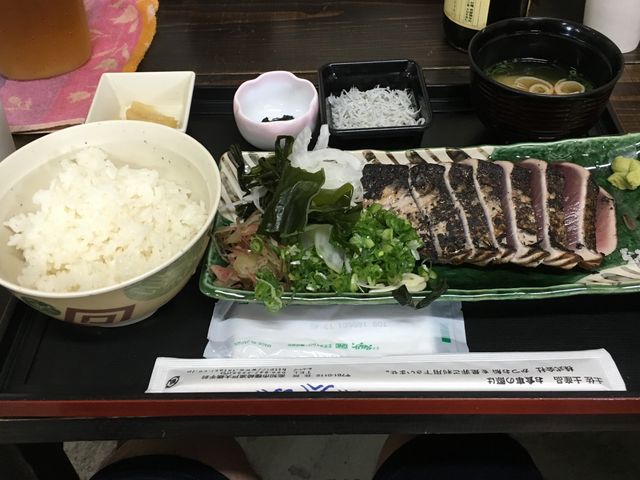 わさびと塩で食べるのがGood!_土佐かつおタタキ道場