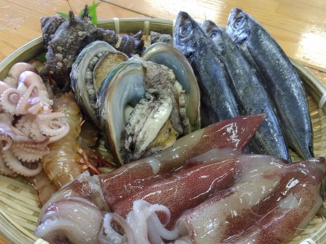 三人前です!あと、おにぎり2個、お吸い物、海苔の佃煮、ジュース、鰻(うな丼にしました)_天草イルカパルセンター
