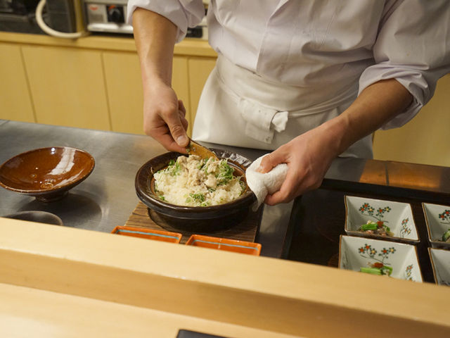 このクラスのお店ではよく用いられている土鍋炊き込み。残念ながら米が柔らかすぎました。_銀座 いしづか