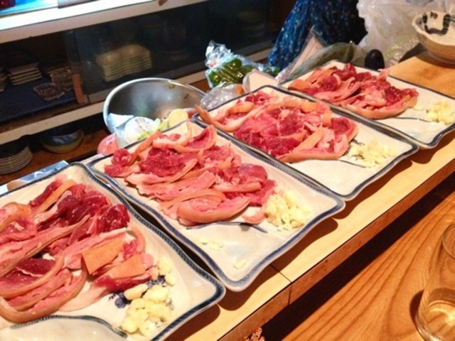 ヤギ刺しの注文殺到!_山羊料理さかえ