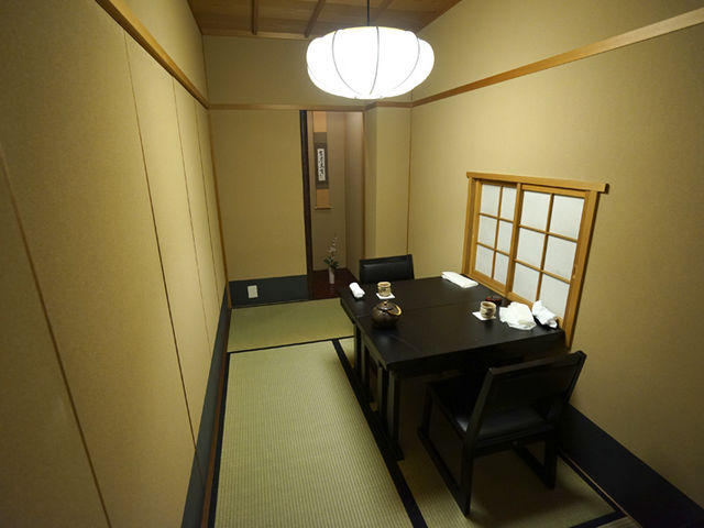 狭いながらも個室なのがありがたい_たか田八祥