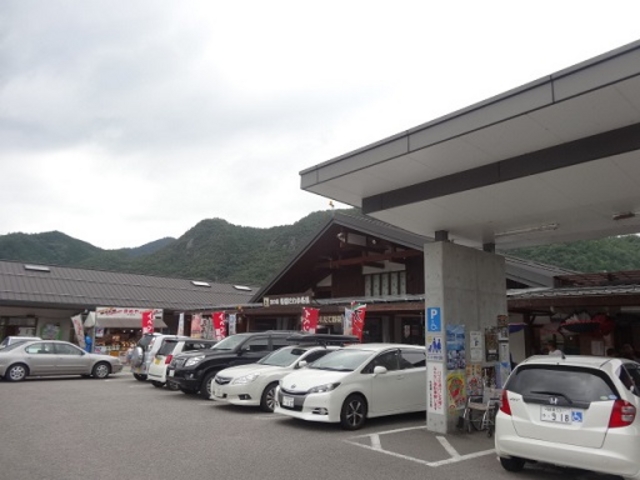 木を活かした立派な建物です_道の駅 美濃にわか茶屋