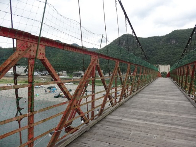 河原はバーベキューの人でいっぱい_美濃橋