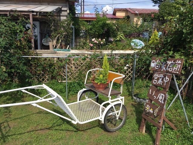イングリッシュガーデンに囲まれたお店_茶菓いっ風
