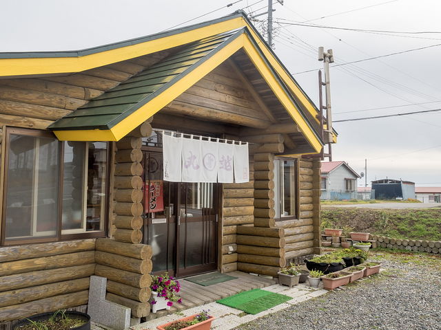 ログハウス風の建物が目印です。
日高本線の踏切から見えています。_丸越ラーメン