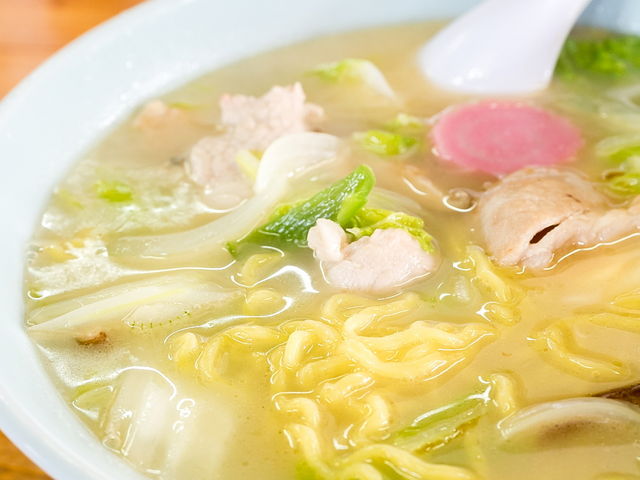 麺はいわゆる北海道の中太縮れ麺です。_丸越ラーメン