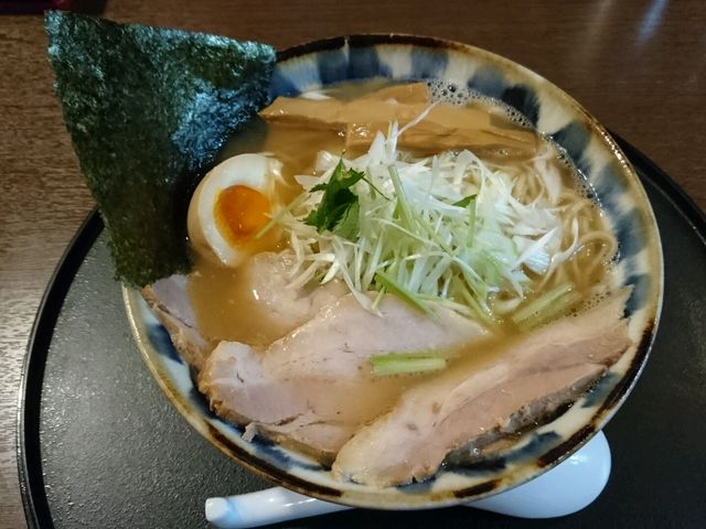 混みますが価値有_中華そば 石黒