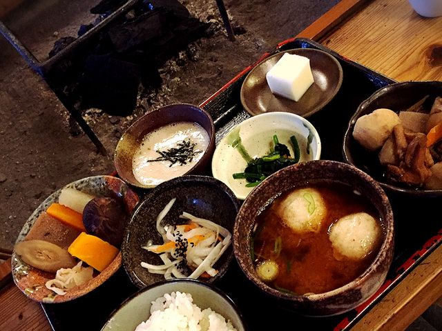 これで1500円!煮物も美味しかった😋_自然薯料理 やまたけ