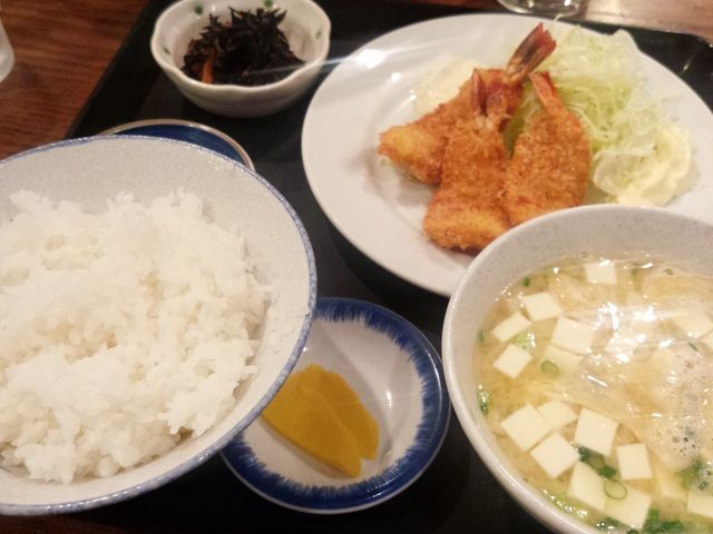 日替わりのエビフライ定食。早く揚がるように身は開いてあります。_よしだ屋食堂