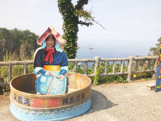 たらい船の奥サマ。とても似合ってます(笑)。_尖閣湾揚島遊園