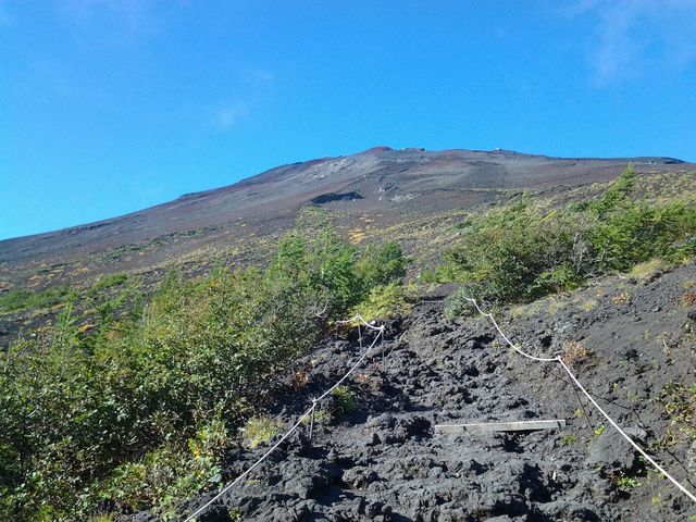 5合目駐車場より、6合目へ歩きだすと、富士山山頂がすぐそこに。_富士山スカイライン