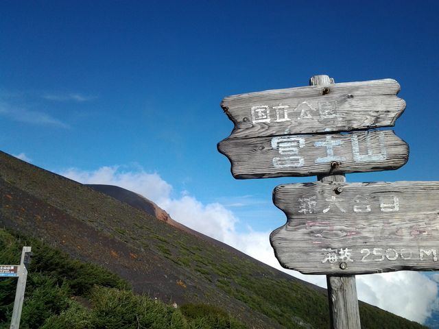 山小屋でコーヒータイムしながら、景色を堪能。_富士山スカイライン