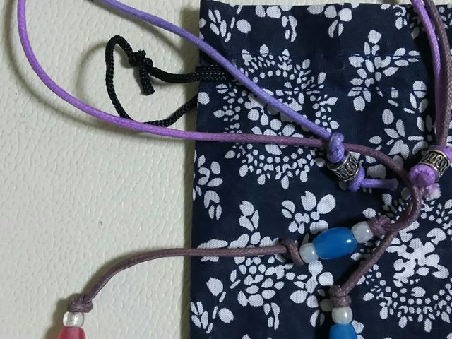 トップのとんぼだまは私が製作したもの。
下の巾着に、製作したものを入れてくれました。_伊豆クラフトハウス