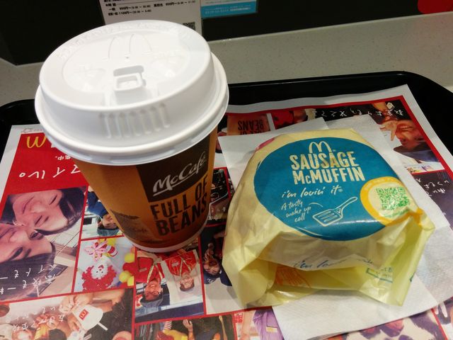 コーヒーとソーセージマフィン_マクドナルド池袋西口店