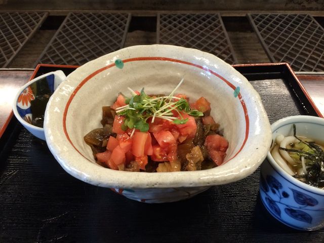 トマト丼に小さなうどんがついていました_菅田庵